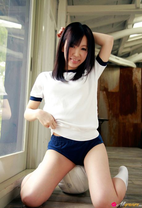 アジア人の女の子、原田真美がニーソックスを履いてトランポリンで裸になる