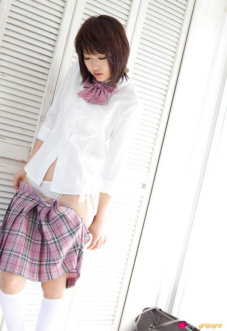 素晴らしい日本の可愛い木嶋のりこが部屋でカメラの前で服を脱いで裸になる