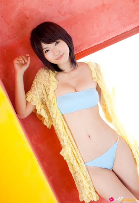 素晴らしい日本の可愛い木嶋のりこが部屋でカメラの前で服を脱いで裸になる