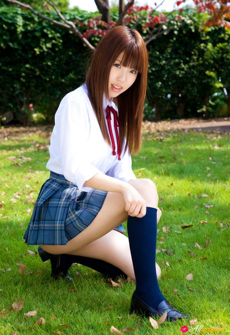 Førsteklasses japansk teenager Mizuho Shiraishi bliver nøgen på en sofa i knæhøje sokker