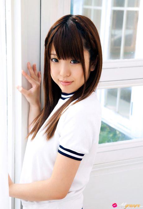 一流的日本少女白石瑞穗穿著及膝襪在沙發上裸體