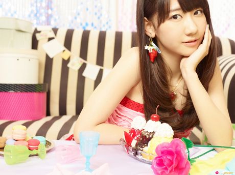 Asiatisk teenager Yuki Kashiwagi blotter sine små bryster og poserer solo