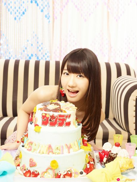 Asiatisk teenager Yuki Kashiwagi blotter sine små bryster og poserer solo