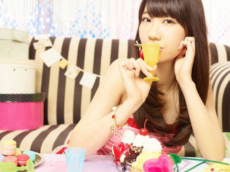 Asiatisk teenager Yuki Kashiwagi blotter sine små bryster og poserer solo