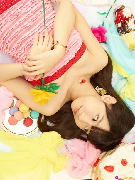 Asiatisk teenager Yuki Kashiwagi blotter sine små bryster og poserer solo