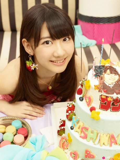 Asiatisk teenager Yuki Kashiwagi blotter sine små bryster og poserer solo