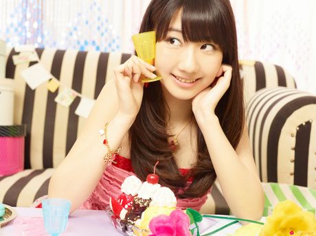 Asiatisk teenager Yuki Kashiwagi blotter sine små bryster og poserer solo