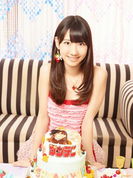 Asiatisk teenager Yuki Kashiwagi blotter sine små bryster og poserer solo