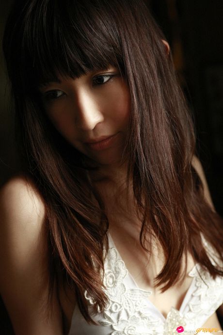 Asiatisk pige Mayumi Ono viser sine pæne bryster og poserer solo