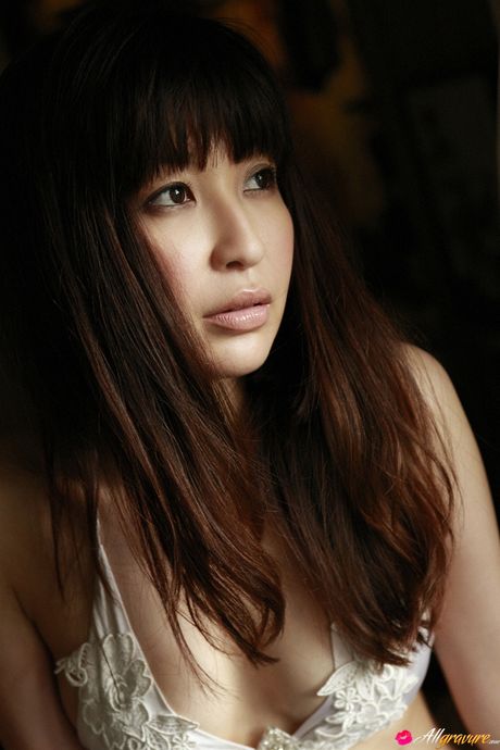 Asiatisk pige Mayumi Ono viser sine pæne bryster og poserer solo