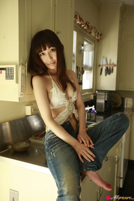 Asiatisk pige Mayumi Ono viser sine pæne bryster og poserer solo