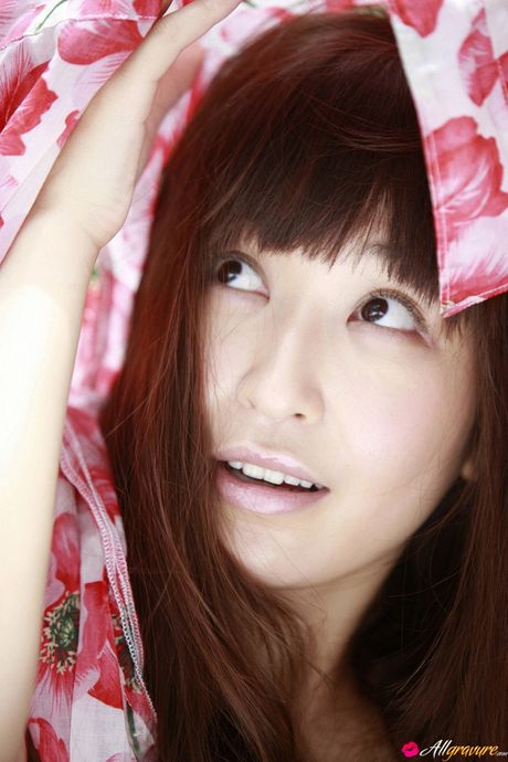 Asiatisk pige Mayumi Ono bliver nøgen på en seng med tiltrækningskraft