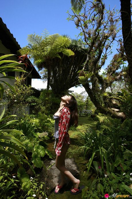 Asiatisk pige Mayumi Ono bliver nøgen på en seng med tiltrækningskraft