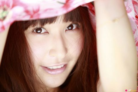 アジアの女の子、小野真弓がベッドの上で魅力的に裸になる