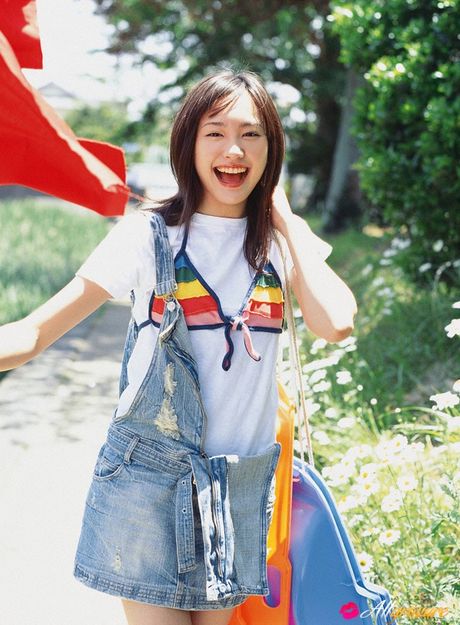 迷人的亞洲少女新垣結衣脫下比基尼，展現她火辣的身材