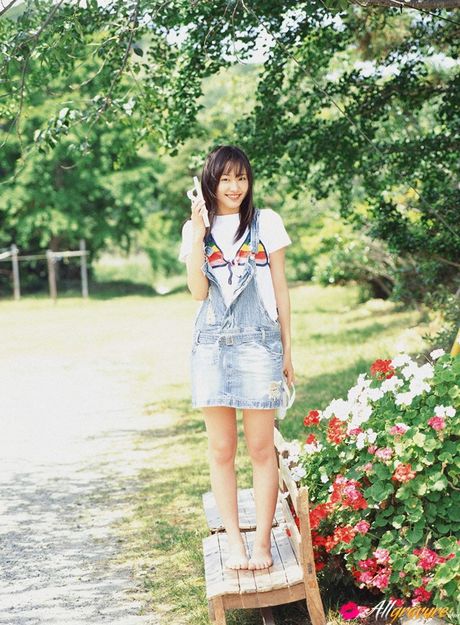 迷人的亞洲少女新垣結衣脫下比基尼，展現她火辣的身材