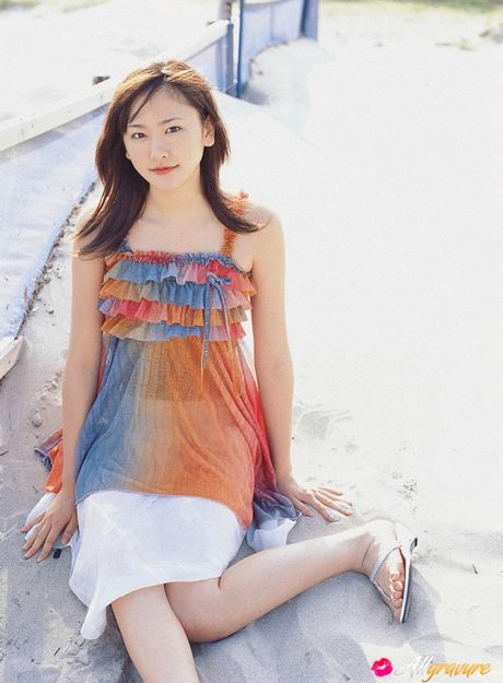 迷人的亞洲少女新垣結衣脫下比基尼，展現她火辣的身材