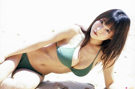 亞洲美女堀井美月展示她令人驚嘆的乳房並穿著絲襪擺姿勢