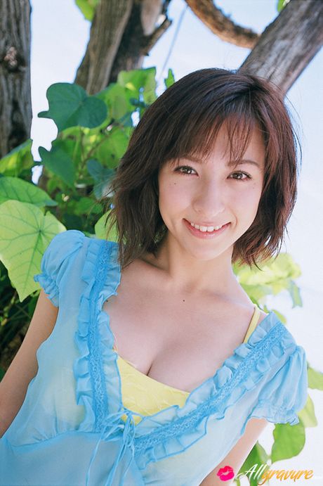 Brown-eyed Japanese beauty Kasumi Nakane exhibits her natural tits