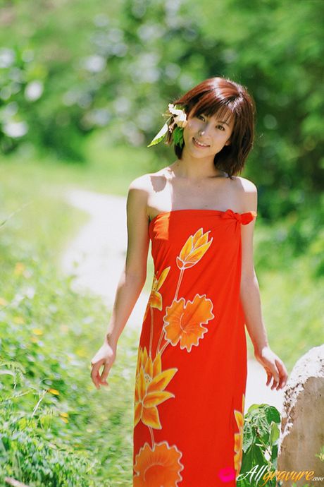 Brown-eyed Japanese beauty Kasumi Nakane exhibits her natural tits