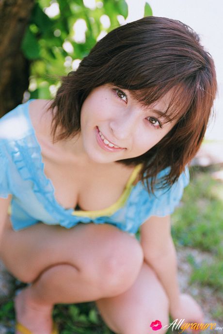 Brown-eyed Japanese beauty Kasumi Nakane exhibits her natural tits