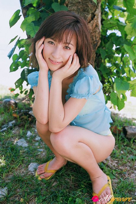 Brown-eyed Japanese beauty Kasumi Nakane exhibits her natural tits