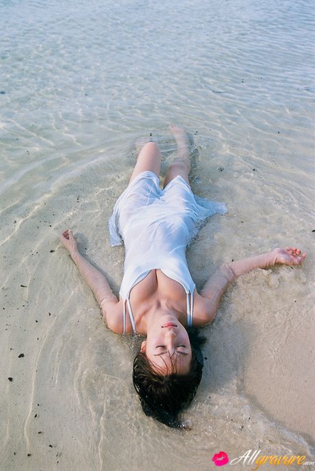 Brown-eyed Japanese beauty Kasumi Nakane exhibits her natural tits