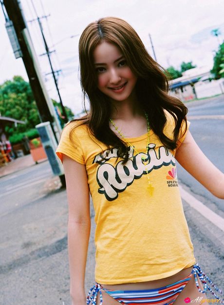 佐々木希、帽子とサンダル姿で裸に