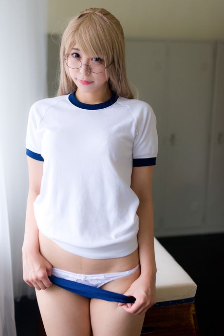 亞洲封面女郎 Sundome Iinkai 戴著眼鏡裸體