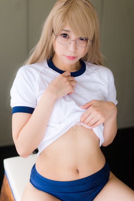 亞洲封面女郎 Sundome Iinkai 戴著眼鏡裸體