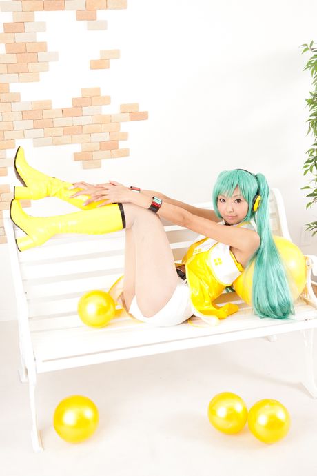 可愛的亞洲女孩 Necosmo 脫光衣服，只剩下黃色襪子，炫耀她的光禿禿的陰部