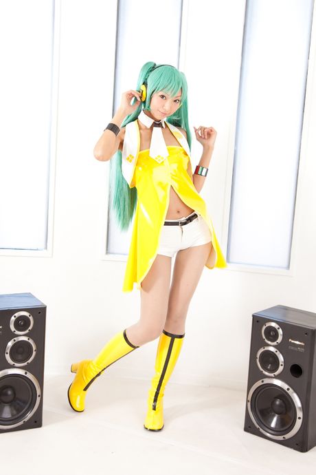 可愛的亞洲女孩 Necosmo 脫光衣服，只剩下黃色襪子，炫耀她的光禿禿的陰部