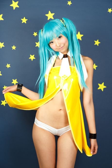 可愛的亞洲女孩 Necosmo 脫光衣服，只剩下黃色襪子，炫耀她的光禿禿的陰部