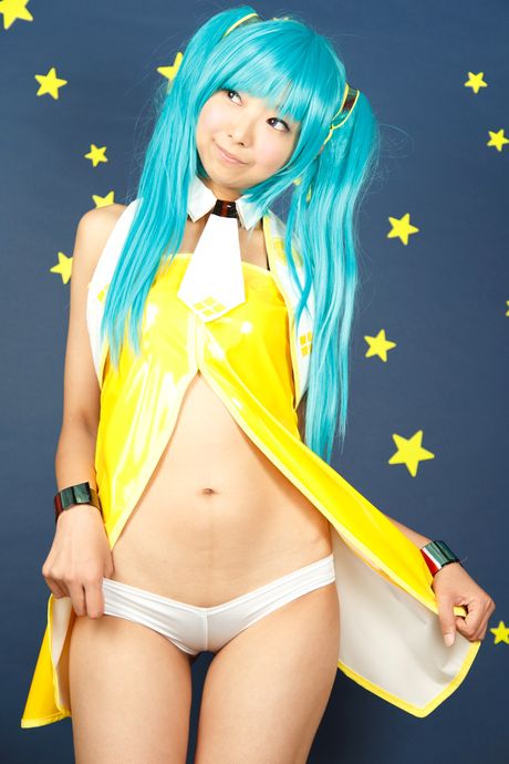 可愛的亞洲女孩 Necosmo 脫光衣服，只剩下黃色襪子，炫耀她的光禿禿的陰部