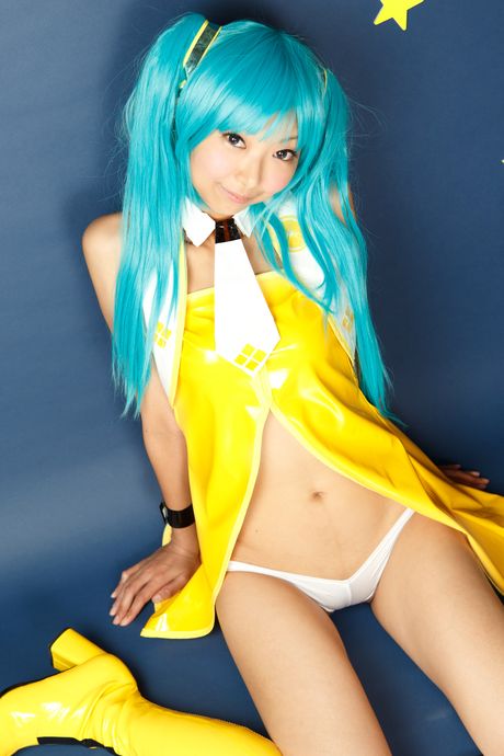 可愛的亞洲女孩 Necosmo 脫光衣服，只剩下黃色襪子，炫耀她的光禿禿的陰部