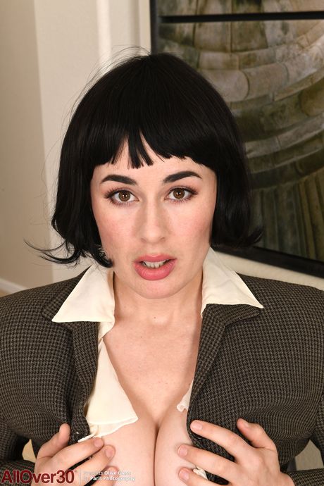 Sexet MILF Olive Glass viser sin store røv og sin lækre fisse solo