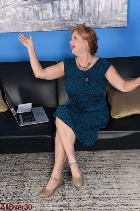 成熟秘書在工作中一定會展示她的大屁股和火熱陰部