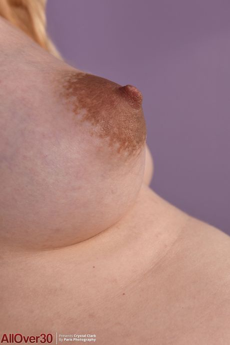 妊娠中のMILFクリスタル・クラークが巨乳を披露し、オマンコを広げる