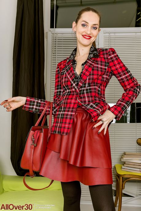 Sexy MILF Lana Sex shows off her big booty & her hot stockinged feet