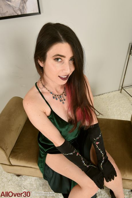 Sexy MILF Serena Blair shows off her big booty & her tasty pussy