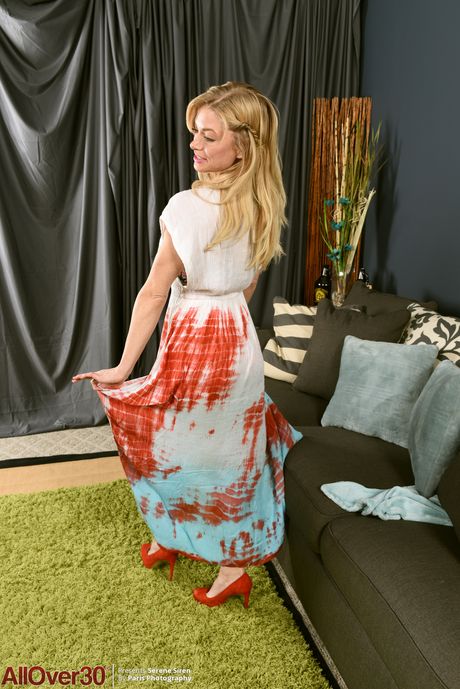 Over 30 blonde Serene Siren bliver helt nøgen i et par høje hæle