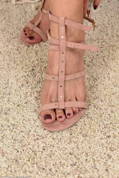 セクシーなMILFミンディ・ミンクが大きなお尻とおいしそうな足を披露