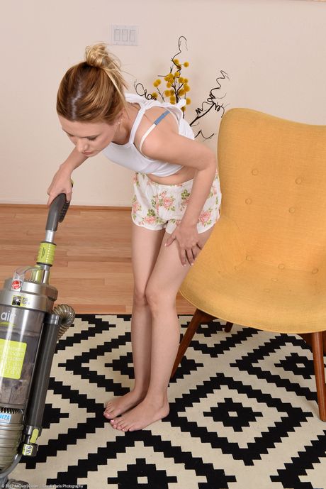 性感金髮女郎肯尼迪克萊斯勒在做家事時脫光衣服露出她美味的陰部