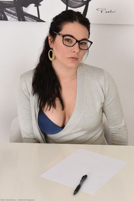 成熟秘書 Madeline Blue 在工作時展示她的大屁股和火熱陰部