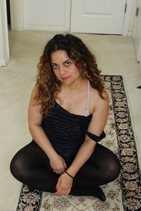 性感熟女德魯瓊斯秀出她的大屁股和火辣絲襪