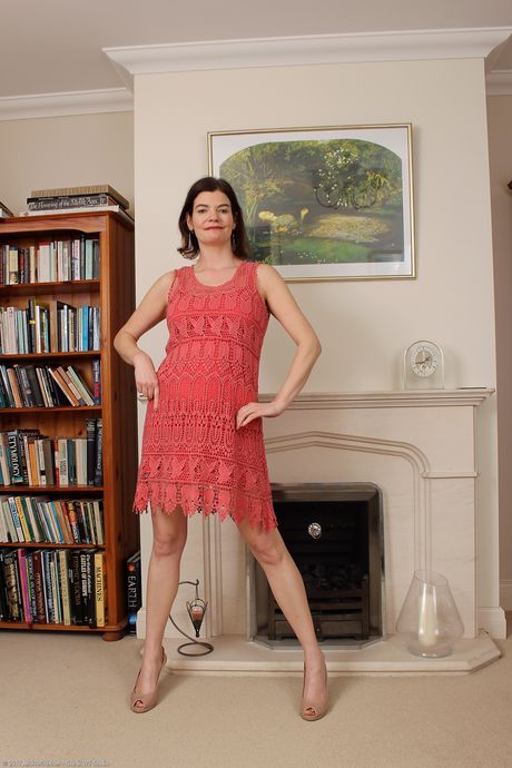 熟女クララ・ヒューイットが黒いドレスを脱ぎ、ハイヒールで裸のポーズをとる