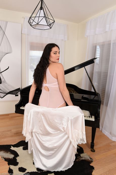 成熟家庭主婦 Madeline Blue 脫光衣服，露出她的大屁股和乳房