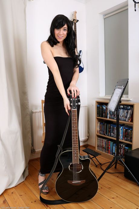 Britisk MILF Tracy Rose viser sin store røv og sin lækre fisse