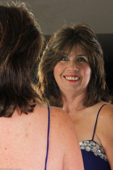 Moden dame Jade viser sin sexede røv og poserer i sine strømper