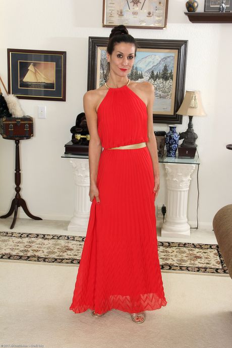 Da Miranda først har taget sit tøj af, kan hun ikke holde hænderne væk fra sin saftige